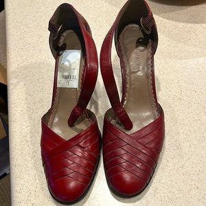 Women’s Naturalizer pumps in cranberry with ankle strap